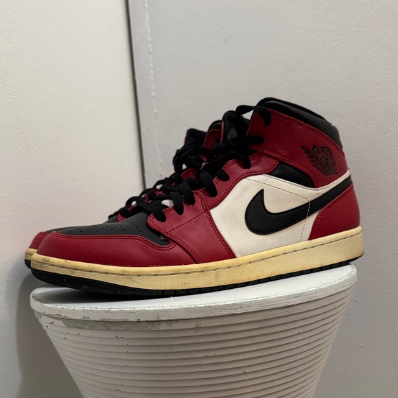 Nike Air Jordan 1 Mid "Chicago Black Toe" sneakers - Picture 1 of 5